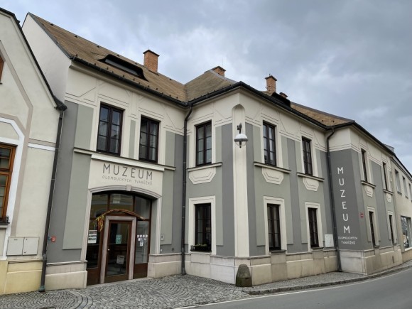 Šnečku, šnečku, vystrč růžky, dám ti krejcar na tvarůžky Šnečku, šnečku, vystrč růžky, dám ti krejcar na tvarůžky