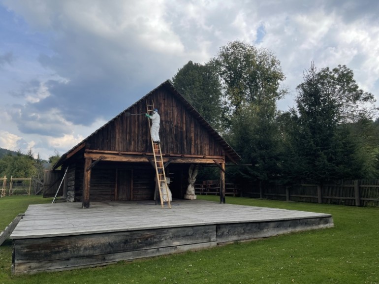 Na podiu se konají folklórní akce