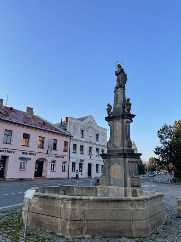 Osmiboká kašna se sochou Neposkvrněné Panny Marie