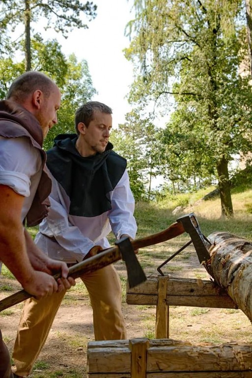 Skřítkové tesaři v akci. Foto: F. Ungr