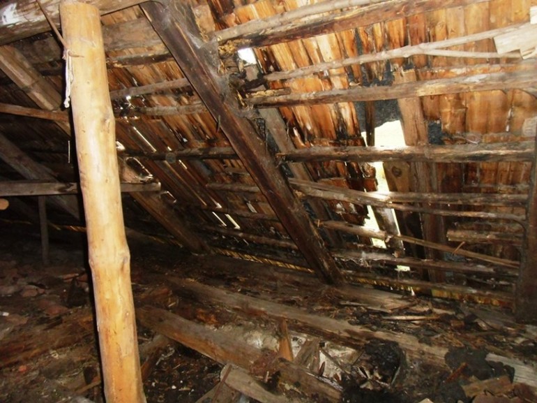 Poškozenou střechou do stavení dlouhodobě teklo.