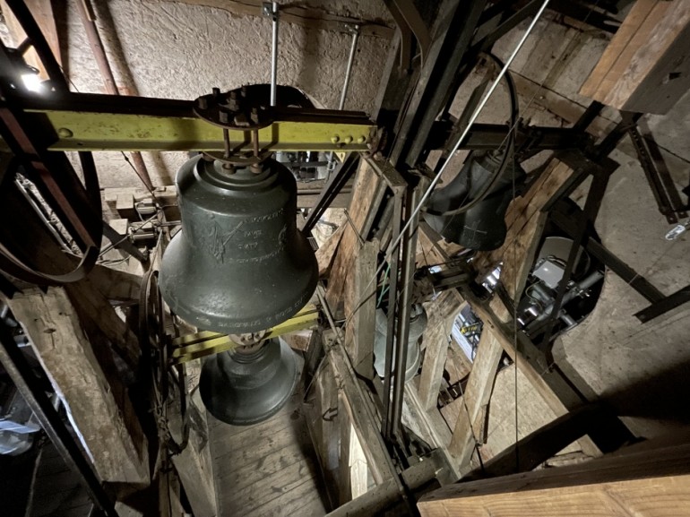 Ve zvonicovém patře jsou na stolici zavěšeny čtyři zvony.