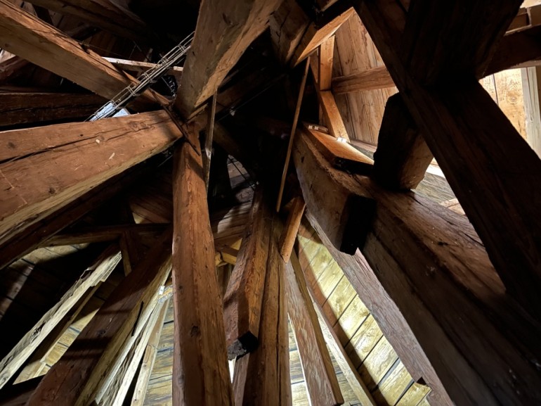 Dřevěné konstrukce městské věže.