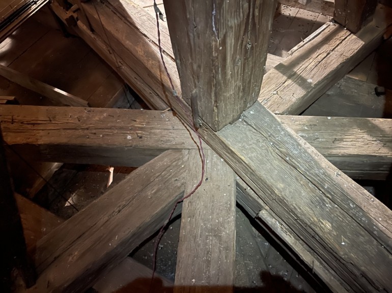Základový rošt nese krovovou konstrukci věže.
