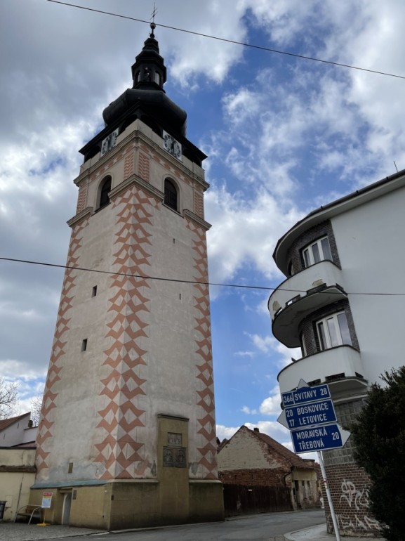 Městská věž v Jevíčku je z dálky patrnou dominantou města.