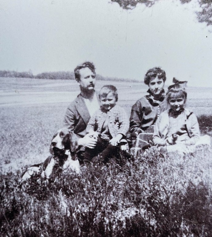 A. B. Svojsík s manželkou a dětmi u hájovny, 1912.
