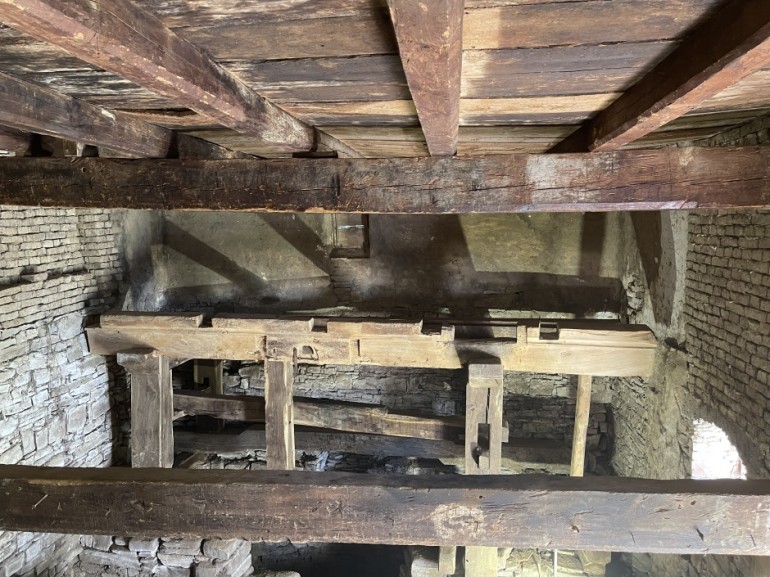 Dřevěné konstrukce ve mlýně mohou po ošetření dále sloužit.