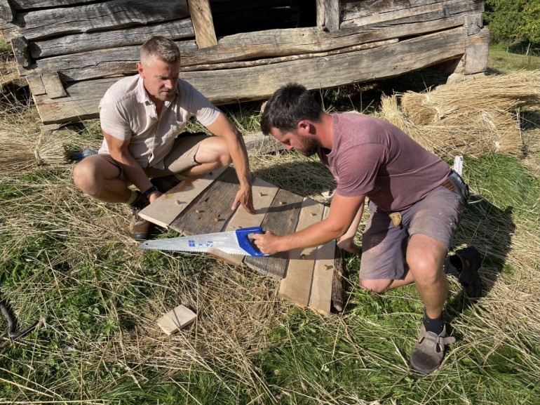 Výroba vstupních dvířek spojovaných dřevěnými kolíky.